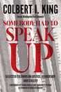 "Somebody Had to Speak Up" in roter Schrift, darüber "Colbert I. King". Hintergrund: Verwaschene Textausschnitte.