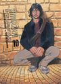 Cover: "Shiwazaki in the Land of Peace", Story: Gouto Hamada, Art: Takeshi Seshimo. Mann mit langer Jacke sitzt vor einer Ziegelwand.