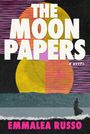 „THE MOON PAPERS“ steht groß oben, „A Novel“ kleiner daneben. Unten „EMMALEA RUSSO“. Ein gelber Mond über Landschaft und Person.