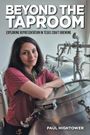 "BEYOND THE TAPROOM. EXPLORING REPRESENTATION IN TEXAS CRAFT BREWING. PAUL HIGHTOWER." Frau vor Brauereiausrüstung.