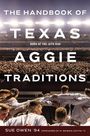 „The Handbook of Texas Aggie Traditions“; darunter Menschen in Stadionbeleuchtung, Arm in Arm, mit Blick auf ein volles Stadion.