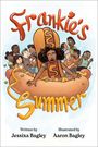 „Frankie's Summer“, ein Kind in einem riesigen Hotdog-Kostüm, umringt von fröhlichen Menschen.