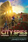 „City Spies Europa“ und „James Ponti“ stehen unten. Oben laufen drei Personen eine Treppe hoch, dahinter das Kolosseum.