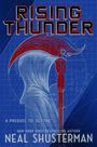 RISING THUNDER, A PREQUEL TO SCYTHE, Neal Shusterman. Rote Sense auf blauem Hintergrund mit grafischen Elementen.