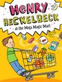 "Henry Heckelbeck at the Mega Magic Mart." Ein Junge in grünem Shirt fährt auf einem Einkaufswagen, umgeben von Lebensmitteln.