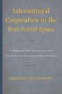 „International Cooperation in the Post-Soviet Space“ ist der Titel, Autor: Farhad Huseynov. Grauer Hintergrund.