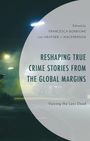 Text: "Reshaping True Crime Stories from the Global Margins". Nachtaufnahme einer nebligen, beleuchteten Straße.