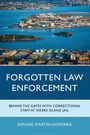 "FORGOTTEN LAW ENFORCEMENT. BEHIND THE GATES WITH CORRECTIONAL STAFF AT RIKERS ISLAND JAIL. SIMONE MARTIN-HOWARD." Luftaufnahme einer Insel.