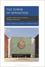 "The Power of Opposition" von Yann P. Kerevel und Sergio A. Bárcena Juárez. Gebäude mit einem großen Wandrelief.