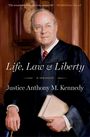 „Life, Law & Liberty“; „Justice Anthony M. Kennedy“. Illustration eines Richters in Robe, hält ein Buch.