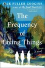 Text: "The Frequency of Living Things" von Nick Fuller Googins. Drei weiße Silhouetten vor einer malerischen Landschaft.