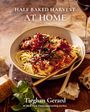 "HALF BAKED HARVEST AT HOME" und "Tieghan Gerard". Ein Teller Spaghetti mit Tomatensauce, Käse und Kräutern, Brot, Rotwein.
