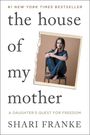 „#1 New York Times Bestseller“. „the house of my mother“. „A Daughter’s Quest for Freedom“. Shari Franke. Foto einer Frau auf Stuhl.