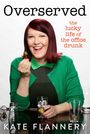 "Überschüttet: Das glückliche Leben des Bürotrinkers. KATE FLANNERY." Frau lächelt, hält Oliven, Gläser vor ihr.