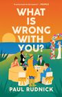 „What Is Wrong With You?“ - Titel. Orangefarbene Kulisse mit Hochzeitsszene und Partygesellschaft. Autor: Paul Rudnick.