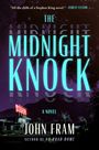 "The Midnight Knock", John Fram. Motel bei Nacht, von Bergen umgeben. Neonlichteffekte in Blau und Rot.