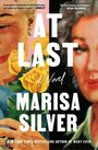 „AT LAST“, „A Novel“, „MARISA SILVER“. Zwei Frauengesichter, gelbe Rosen, bunte, gesprenkelte Farben. 
