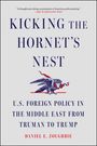 „Kicking the Hornet's Nest“; ein Adler mit Schlange im Schnabel; Thema: USA-Außenpolitik von Truman bis Trump.