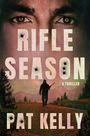 „Rifle Season“, „A Thriller“, „Pat Kelly“. Oben Augen, unten Silhouette eines Mannes mit Gewehr in Landschaft.