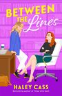 „BETWEEN THE LINES“ in großer Schrift. Zwei Frauen in einem Büro, eine sitzt, die andere lehnt sich gegen den Tisch.