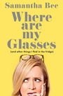 "Samantha Bee: Where are my Glasses (and other things I find in the fridge)". Gelber Hintergrund, Frau mit Brille auf dem Kopf.