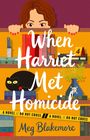 "When Harriet Met Homicide" steht in Weiß über Bücherregalen, darauf eine schwarze Katze. Oberhalb blickt eine Frau über das Regal.