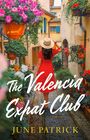 "The Valencia Expat Club" von June Patrick; eine Frau in Rot mit Hut steht in einer blumengeschmückten Gasse.