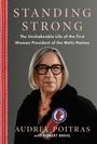 "Standing Strong: The Unshakeable Life of the First Woman President of the Métis Nation" von Audrey Poitras. Frau mit Brille.