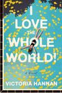 „I LOVE THE WHOLE WORLD! A Novel Victoria Hannan“. Eine Frau schwimmt entspannt im Pool, umgeben von Laub.