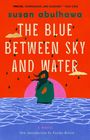 Der Text lautet: "Susan Abulhawa, The Blue Between Sky and Water, A Novel, New Introduction by Fariha Róisín." Eine Illustration zeigt eine Person im Wasser, mit einem roten Himmel und einer untergehenden Sonne im Hintergrund.