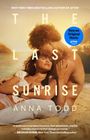 "The Last Sunrise" von Anna Todd. Ein Paar am Strand, der Mann küsst die Stirn der Frau, die in seinen Armen ruht.