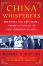 Buchtitel: "China Whisperers". Untertitel: "The voices that have shaped America's views of its chief geopolitical rival". Autor: Robert D. Kaplan. Im unteren Bereich schwarz-weiße Bilder von politischen Figuren.