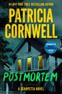 „#1 New York Times Bestselling Author“ Patricia Cornwell „Postmortem“ A Scarpetta Novel. Ein Haus bei Nacht, Fenster leuchten gelb.