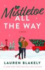 „Mistletoe All The Way“, ein Roman von Lauren Blakely. Paar unter Mistelzweig, roter Truck mit Weihnachtsbaum, schneebedeckte Szene.