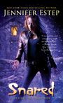 Text: "Jennifer Estep", "Snared", "An Elemental Assassin Book". 

Eine Frau mit Lederjacke steht in einer winterlichen Szenerie.