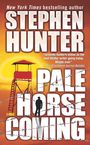 **New York Times bestselling author Stephen Hunter. "Pale Horse Coming."** Silhouette eines Mannes vor einem Wachturm, Stacheldraht.
