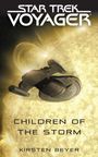 „Star Trek Voyager“, „Children of the Storm“, „Kirsten Beyer“. Ein Raumschiff fliegt vor einem großen, leuchtenden Stern.