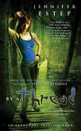 „Jennifer Estep“, „By a Thread“, „An Elemental Assassin Book“. Frau im Wald, lässige Kleidung, Tattoo auf der Hand.