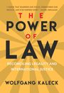 Text: "The Power of Law: Reconciling Legality and International Justice" von Wolfgang Kaleck. Hintergrund: Strahlen in Gelb und Braun.