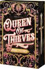 „Rebellion wears a crown. QUEEN OF THIEVES“ in verschnörkelter Schrift, umgeben von floralen Ornamenten und Schwertern.