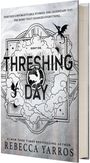 „THRESHING DAY“ und „DON'T DIE.“ im Zentrum. Verziertes Design mit Drachenillustration, belebtem Himmel. Autorin: Rebecca Yarros.