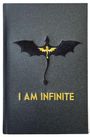 „I AM INFINITE“ steht in goldenen Buchstaben darunter eine schwarze Drachenillustration auf dunkelgrauem Hintergrund.