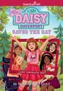 "Daisy Davenport Saves the Day", "Camp Gowanagin 2027". Fünf glückliche Mädchen posieren in einem Rahmen, ein Hund ist dabei.