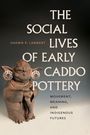 „The Social Lives of Early Caddo Pottery“. Statue mit großen Ohrringen und gefalteten Händen.