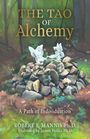 "The Tao of Alchemy: A Path of Individuation. Robert F. Mannis Ph.D. Endorsed by James Hollis Ph.D." Zwei Figuren auf Steinen im Wald.