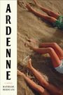 Text: "ARDENNE, A NOVEL, MATHILDE MEROUANI". Drei Beine im Wasser, Hintergrund aus Sand und Wellen.