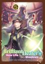 "The Brilliant Healer's New Life in the Shadows." Ein junger Mann mit ausgebreiteter Hand, ein Glas Wein haltende Person im Hintergrund.