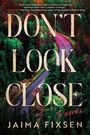 „DON'T LOOK CLOSE“, „A NOVEL“, „JAIMA FIXSEN“. Ein Auto fährt durch einen dichten, bunten Wald auf einer kurvigen Straße.