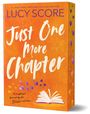 Der Text "Just One More Chapter", "Lucy Score", ziert ein orangefarbenes Design mit Herzmotiven und Feuerwerksmustern.