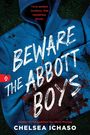 Texte: „Three perfect brothers. One monstrous secret.“ „BEWARE THE ABBOTT BOYS“. Blauer Hoodie mit roten Flecken.